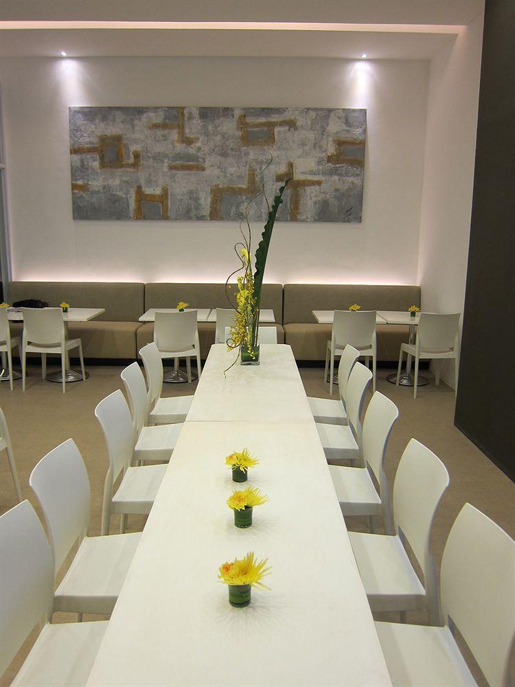 Privato Ortigas Hotell Pasig City Eksteriør bilde