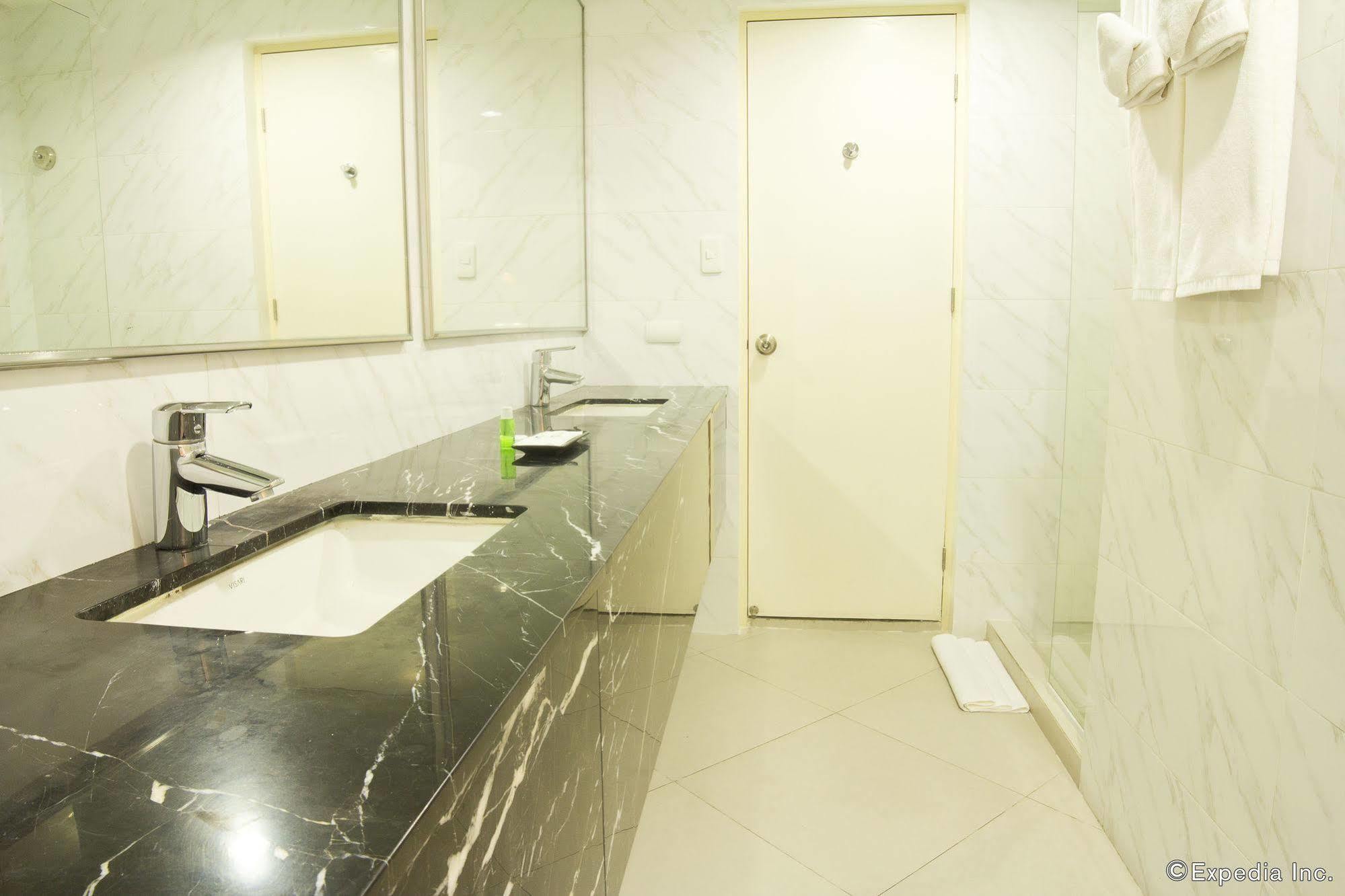 Privato Ortigas Hotell Pasig City Eksteriør bilde