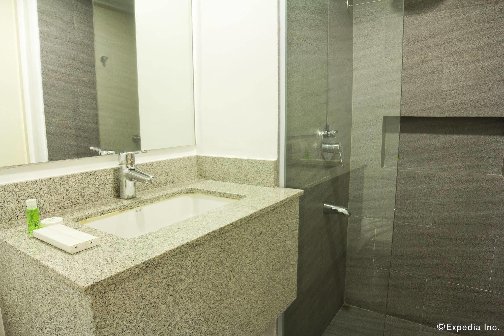 Privato Ortigas Hotell Pasig City Eksteriør bilde