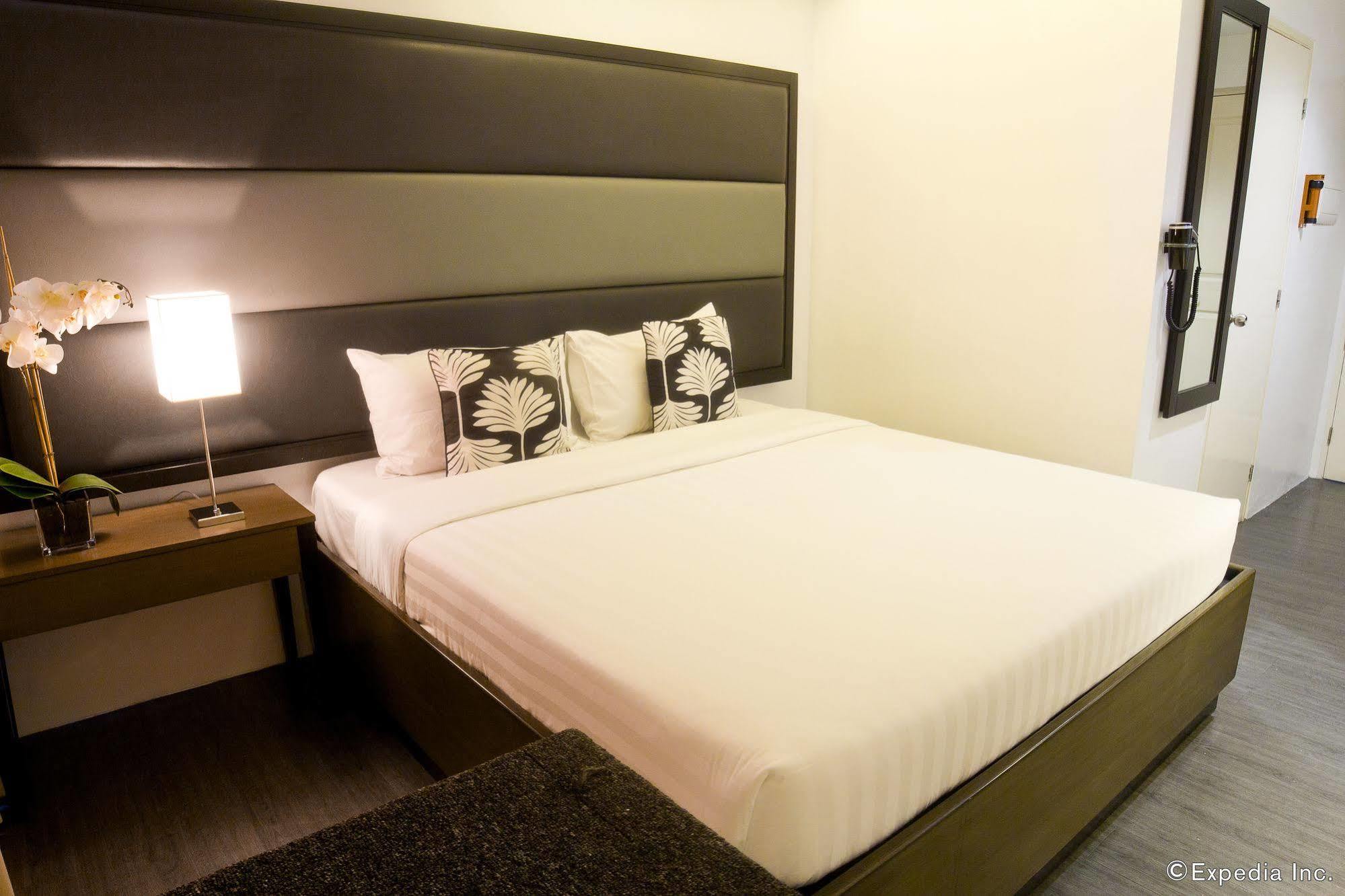 Privato Ortigas Hotell Pasig City Eksteriør bilde